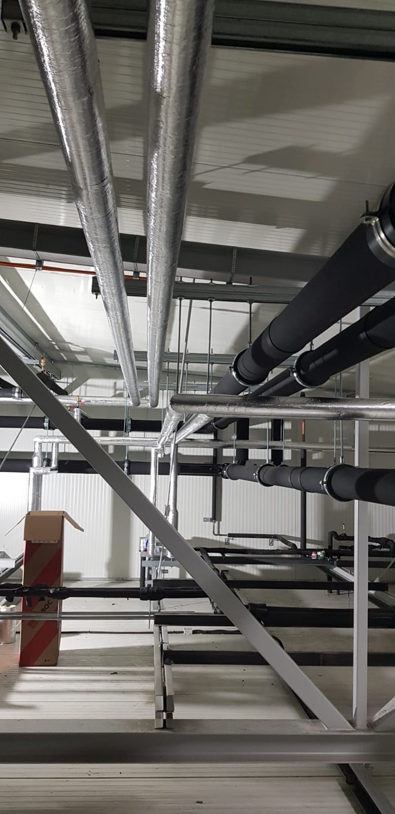 Zaizolowane rurociągi instalacji przemysłowej