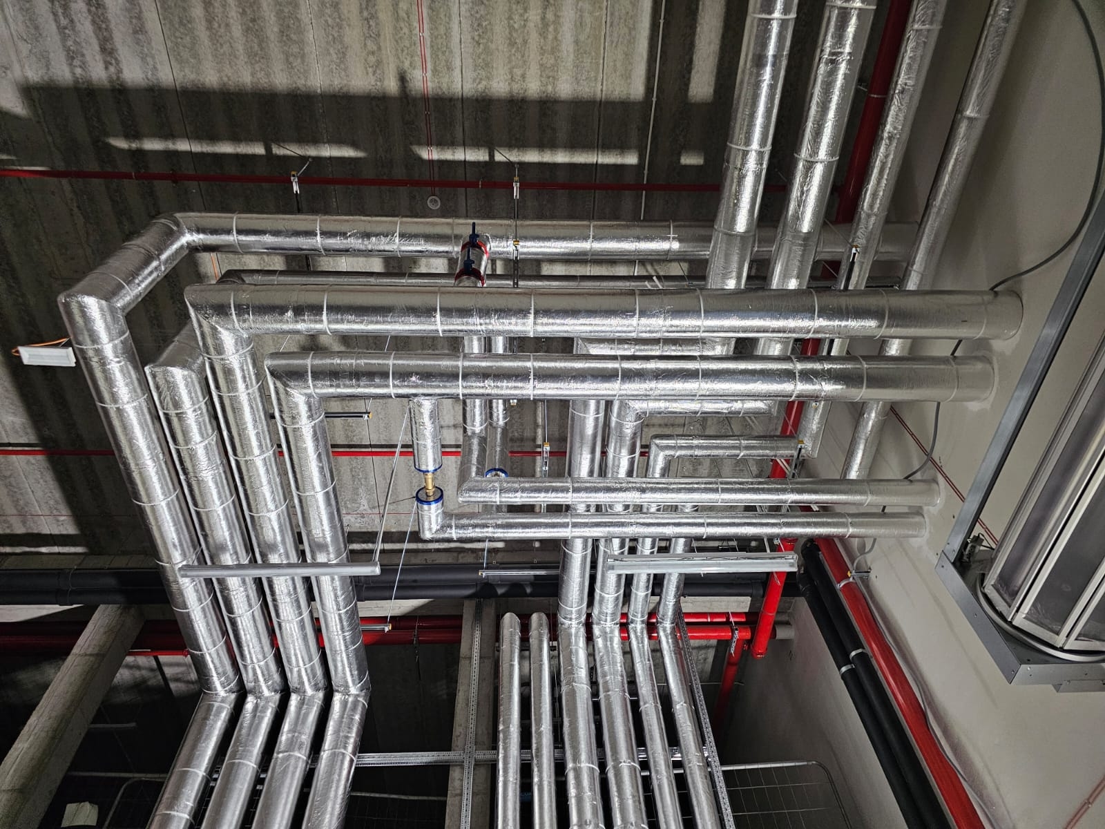 Trasy rurociągów technologicznych prowadzone pod stropem