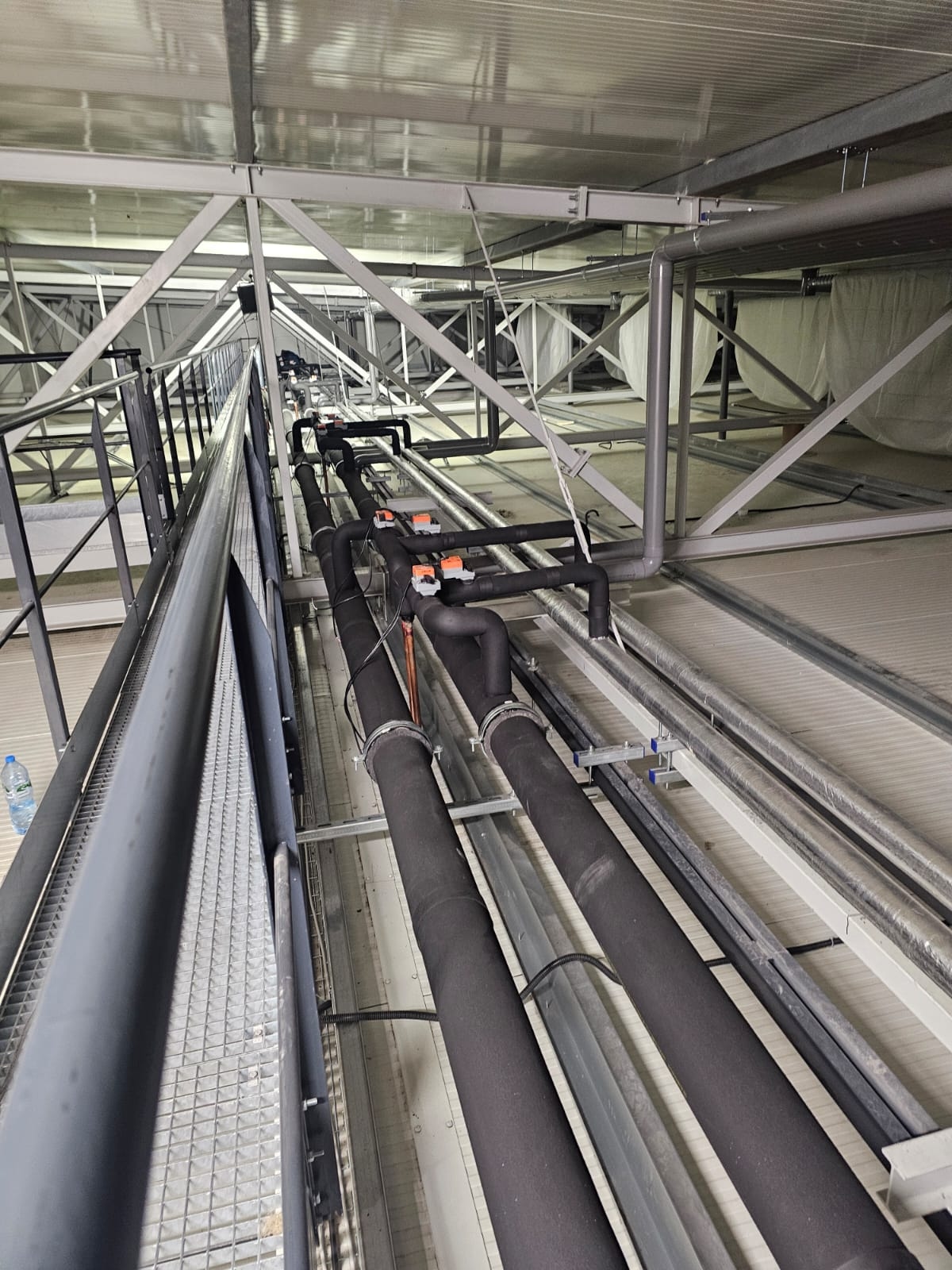 Długie trasy rurociągów prowadzone wzdłuż pomostu technicznego