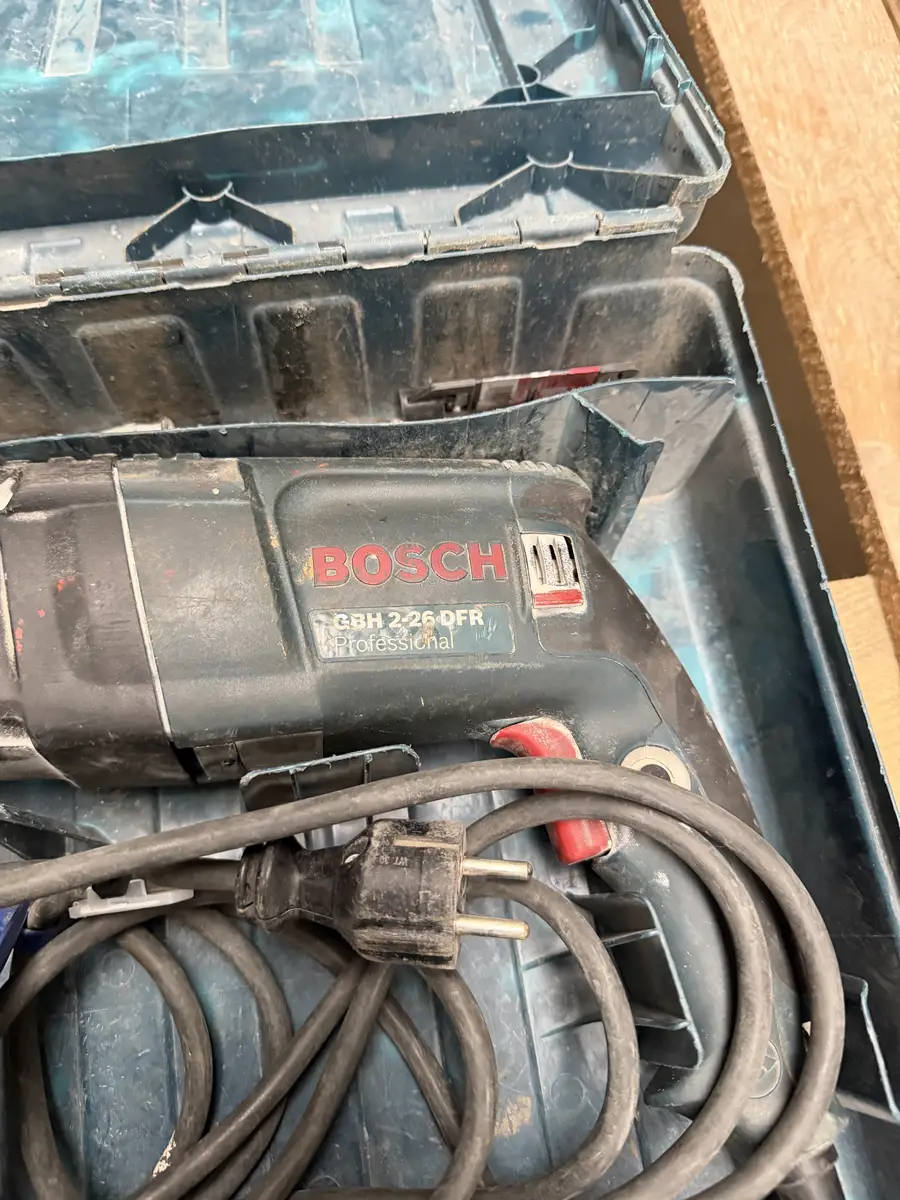 Oznaczenie modelu Bosch Professional GBH 2-26 DFR oraz przewód zasilający