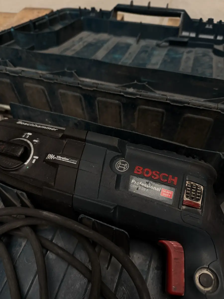 Oznaczenie modelu Bosch Professional GBH 2-28 F i system Vibration Control