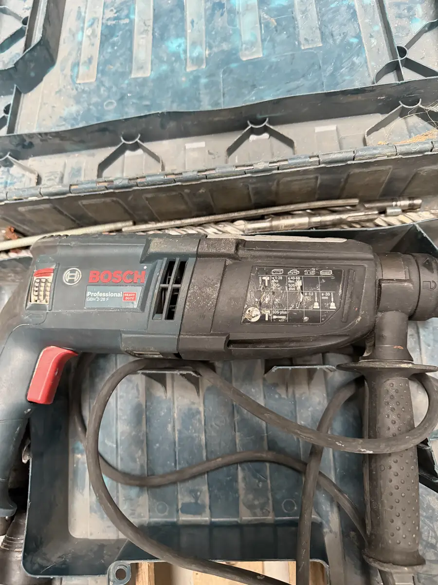 Bosch GBH 2-28 F z uchwytem SDS plus, rękojeścią dodatkową i przewodem zasilającym