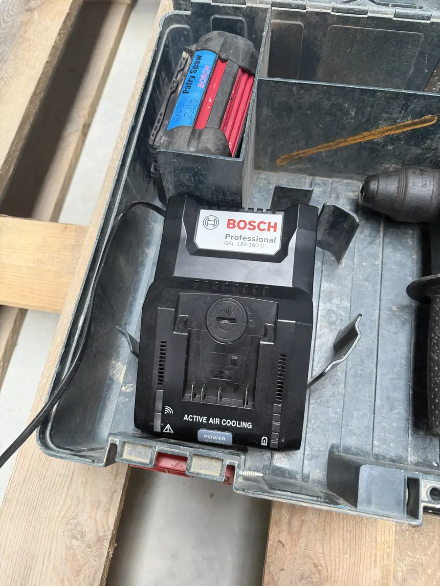 Ładowarka Bosch Professional GAL 18V-160 C widoczna w zestawie