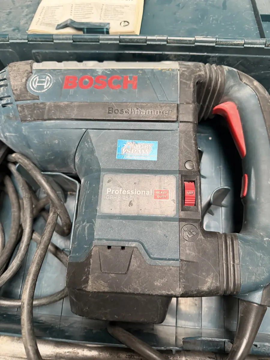 Oznaczenie modelu Bosch Professional GBH 8-45 DV oraz regulacja prędkości