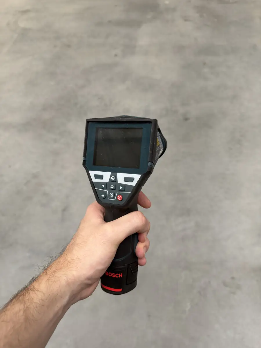 Termodetektor Bosch GIS 1000 C trzymany w dłoni