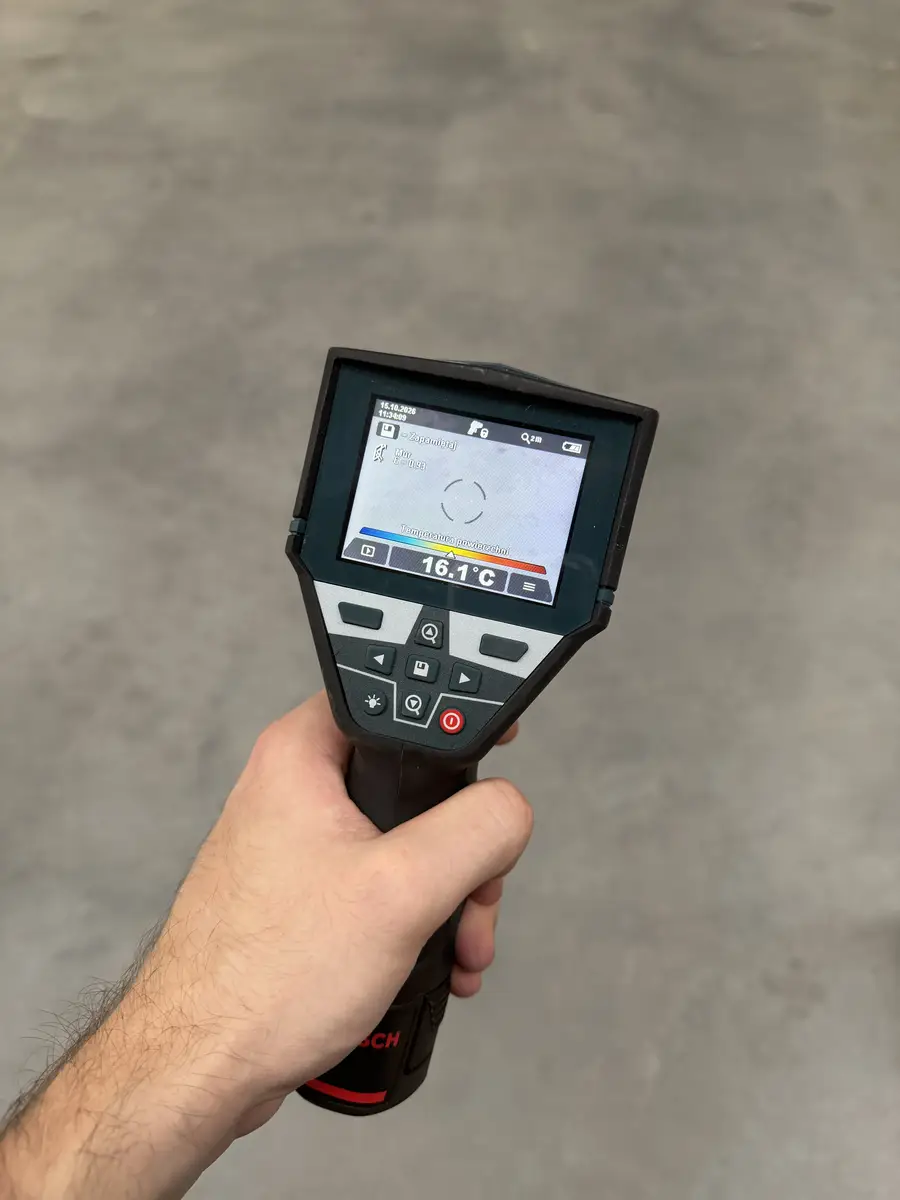 Ekran Bosch GIS 1000 C podczas pomiaru temperatury powierzchni