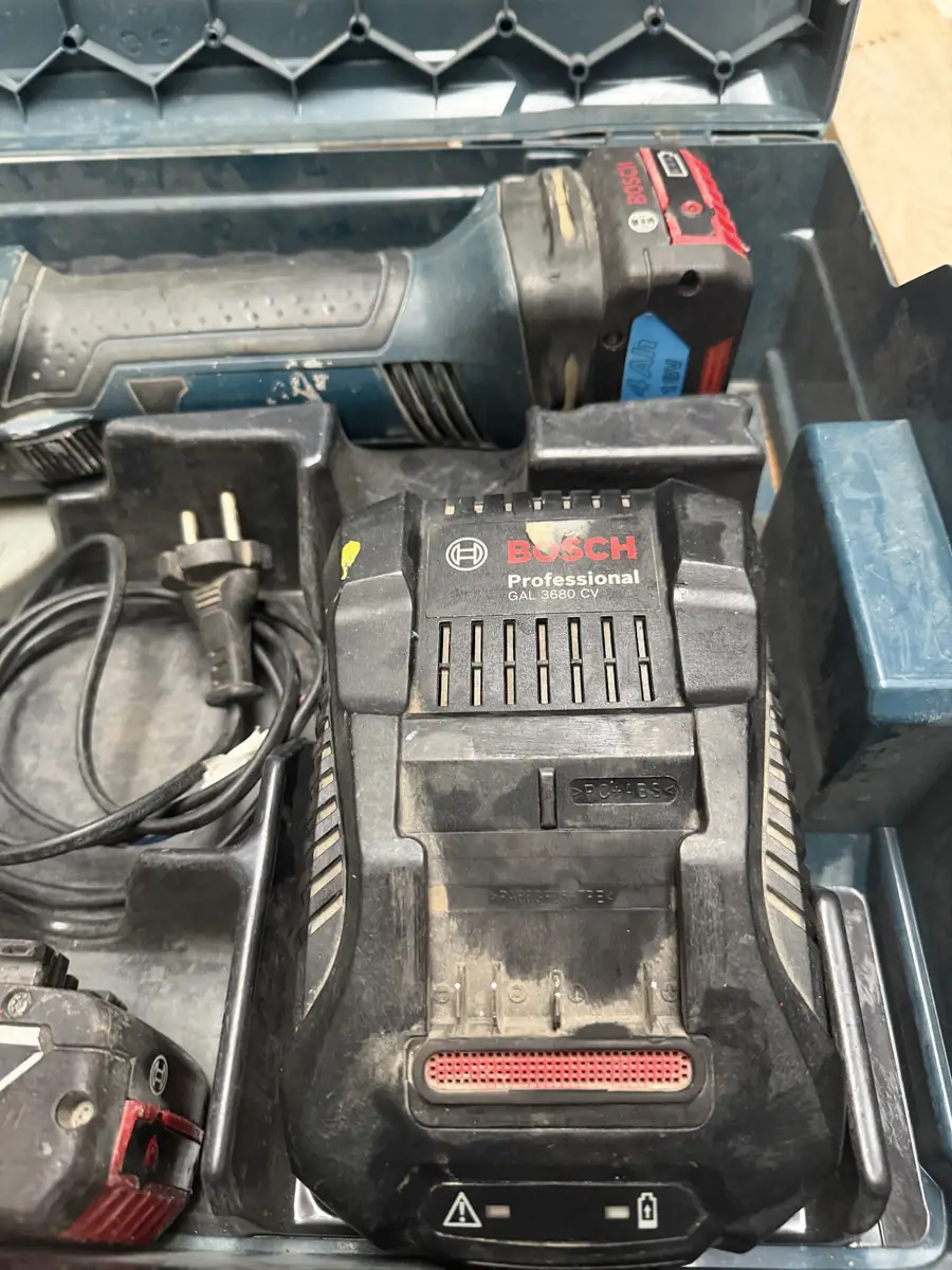 Szybka ładowarka Bosch Professional GAL 3680 CV i akumulator przy szlifierce 18 V
