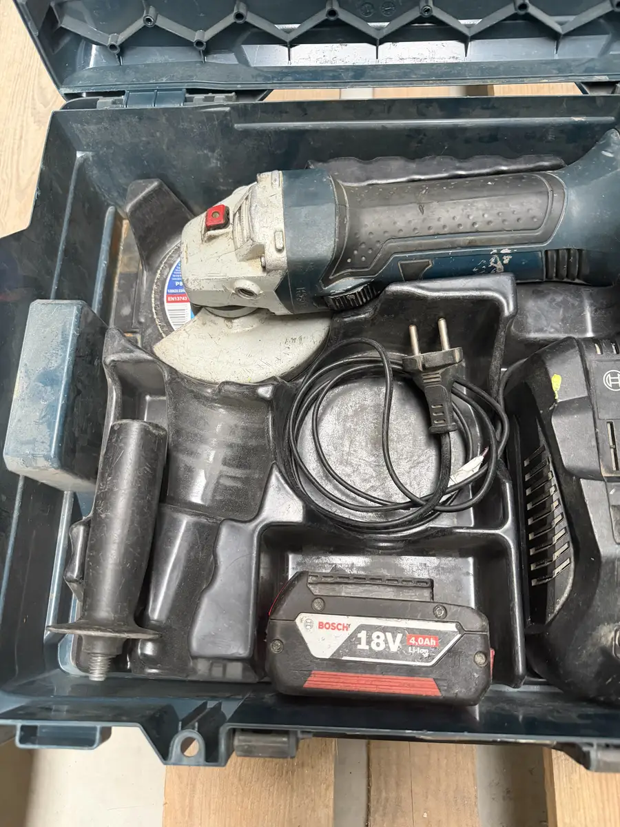 Bosch GWS 18-125 V-LI z osłoną tarczy, rękojeścią i akumulatorem 4,0 Ah