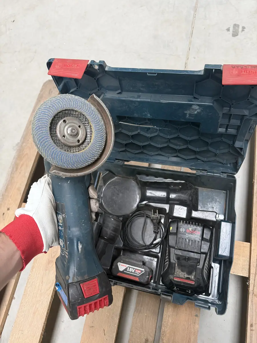 Akumulatorowa szlifierka Bosch GWS 18-125 V-LI z tarczą listkową 125 mm