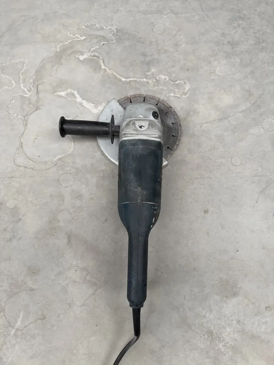 Bosch GWS 24-230 JH z tarczą diamentową 230 mm i osłoną