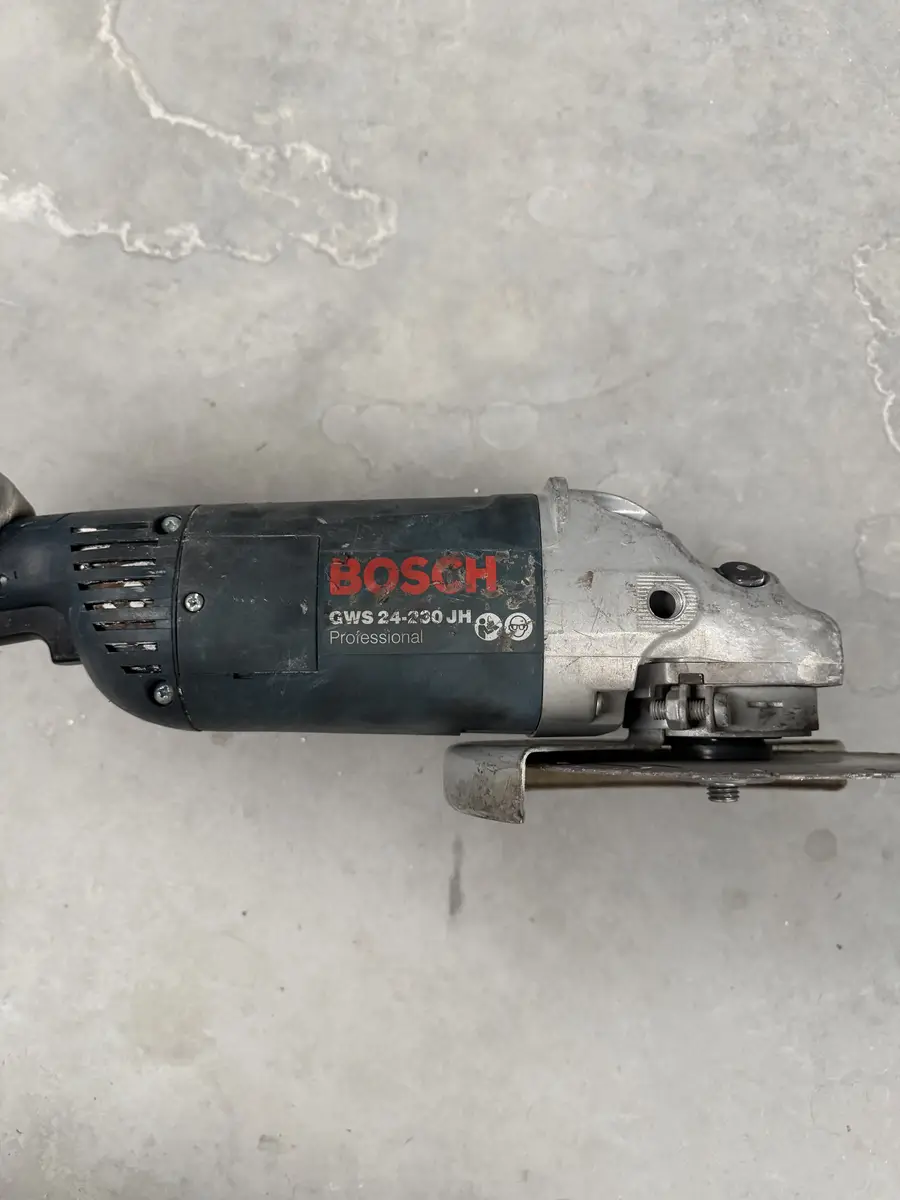 Oznaczenie modelu Bosch Professional GWS 24-230 JH na obudowie