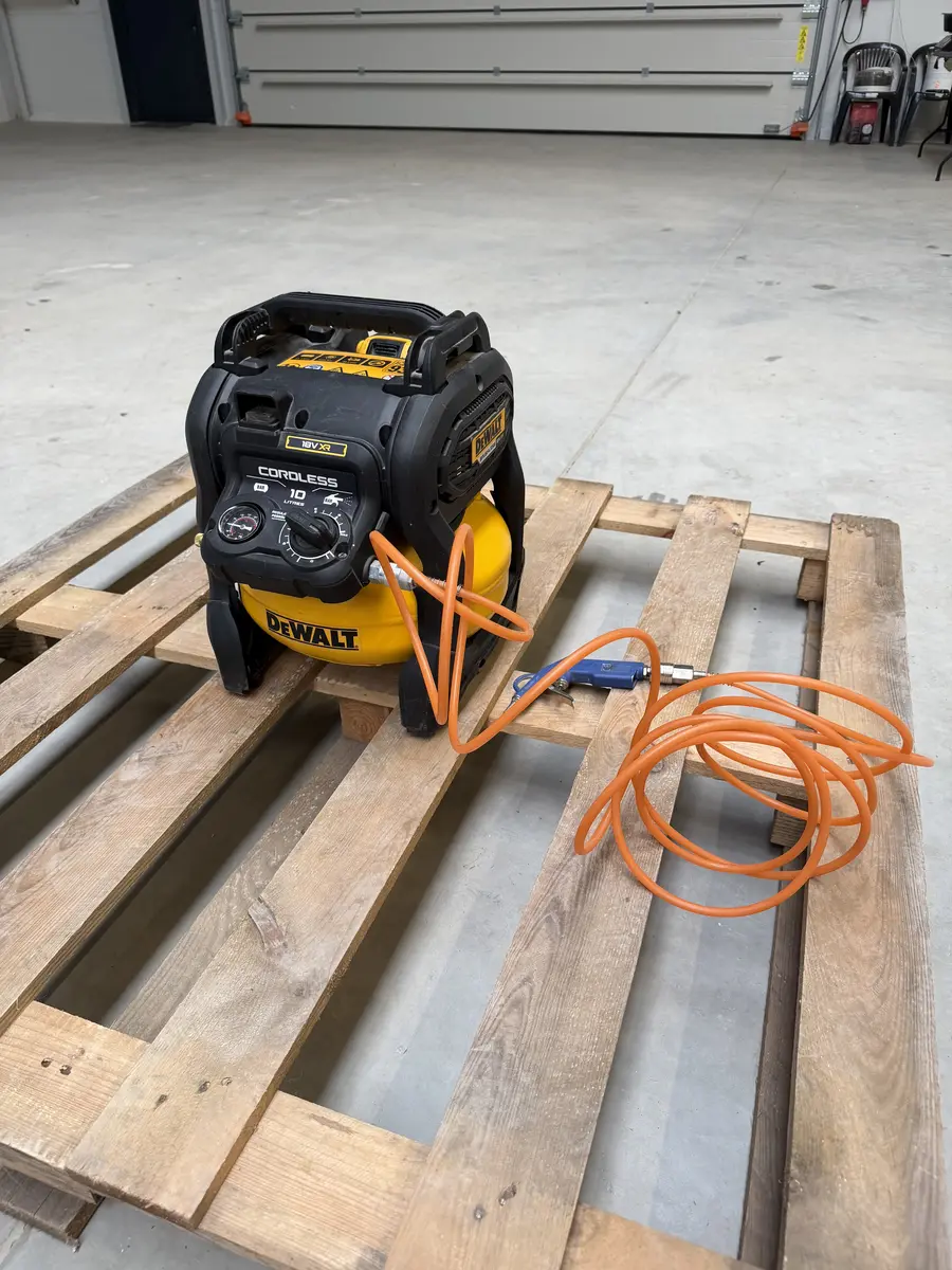 Kompresor akumulatorowy DeWalt DCC1018 18V XR 10 l