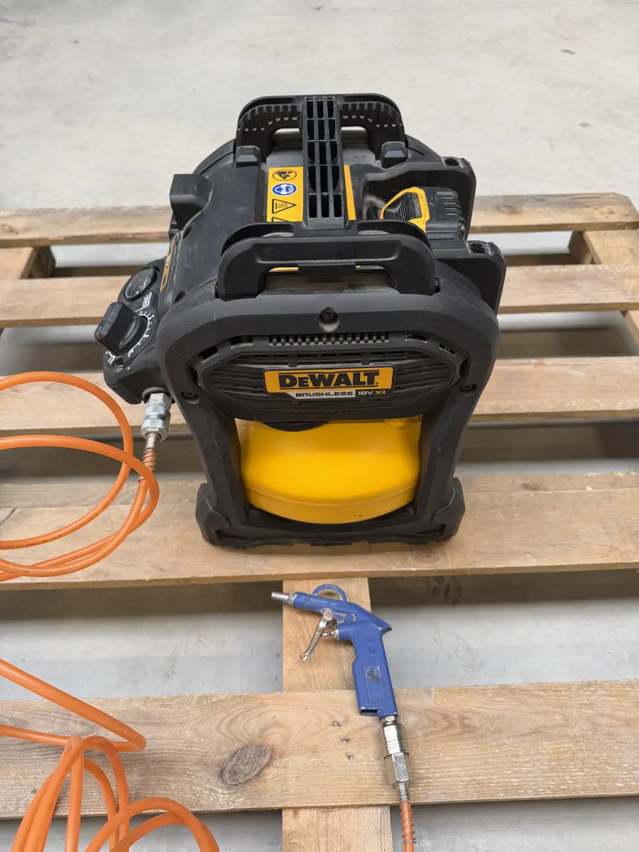 Tył kompresora DeWalt z bezszczotkowym silnikiem 18V XR