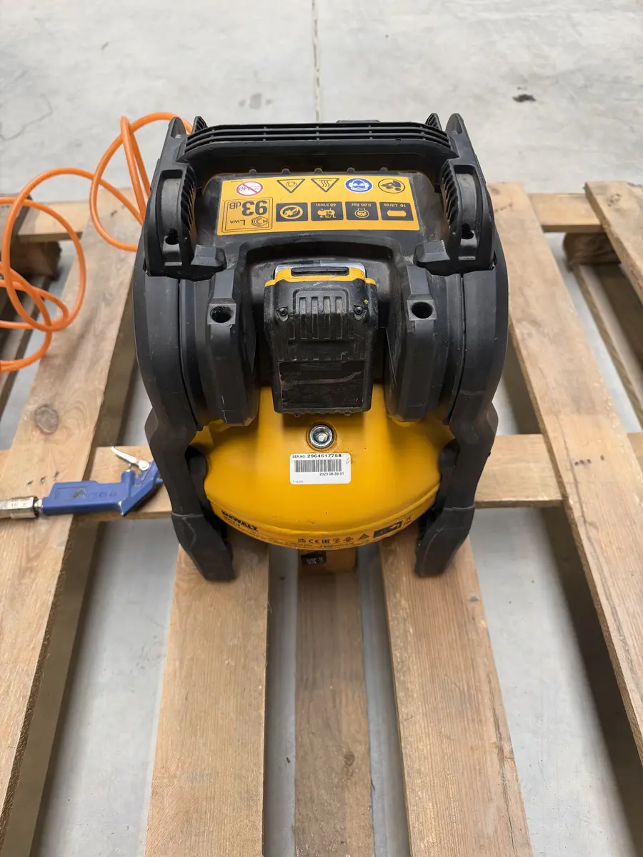 Widok z góry kompresora DeWalt DCC1018 ze zbiornikiem 10 l