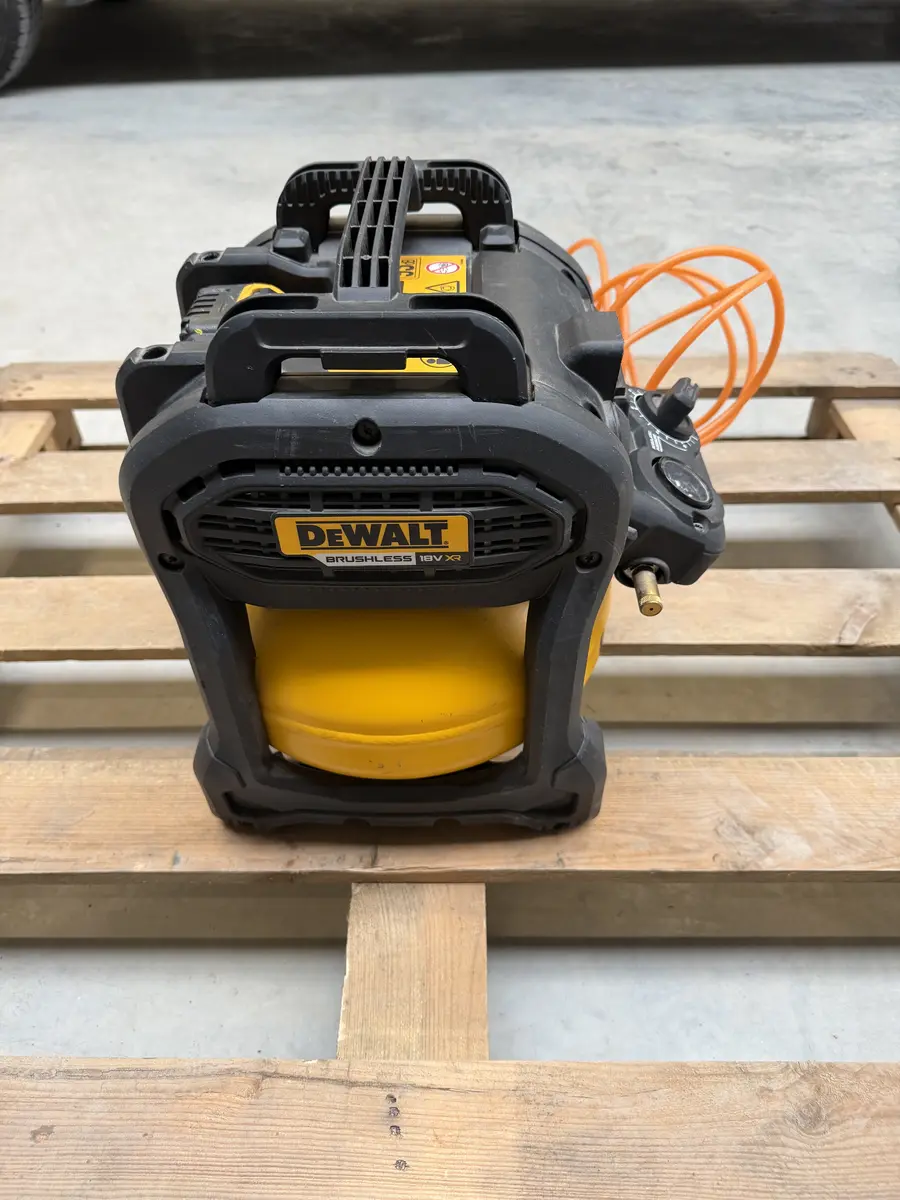 Kompresor akumulatorowy DeWalt DCC1018 widziany od strony silnika