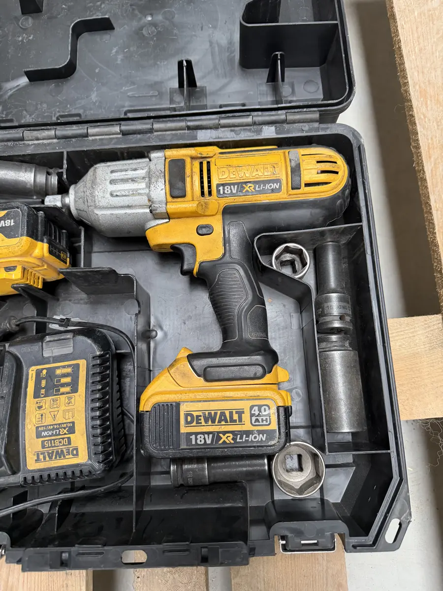 Akumulatorowy klucz udarowy DeWalt DCF889 18V XR z uchwytem kwadratowym 1/2 cala
