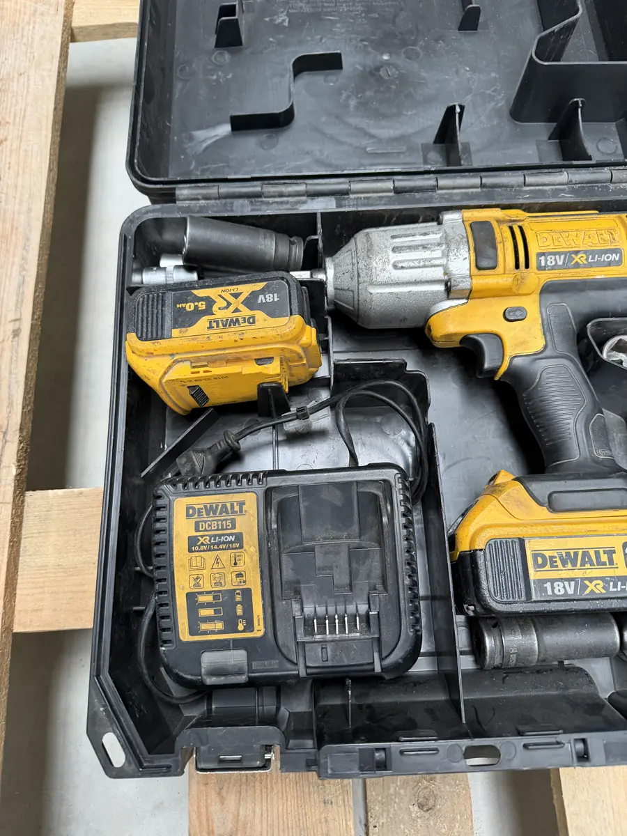 Ładowarka DeWalt DCB115, akumulator XR 5,0 Ah i wyposażenie zestawu DCF889