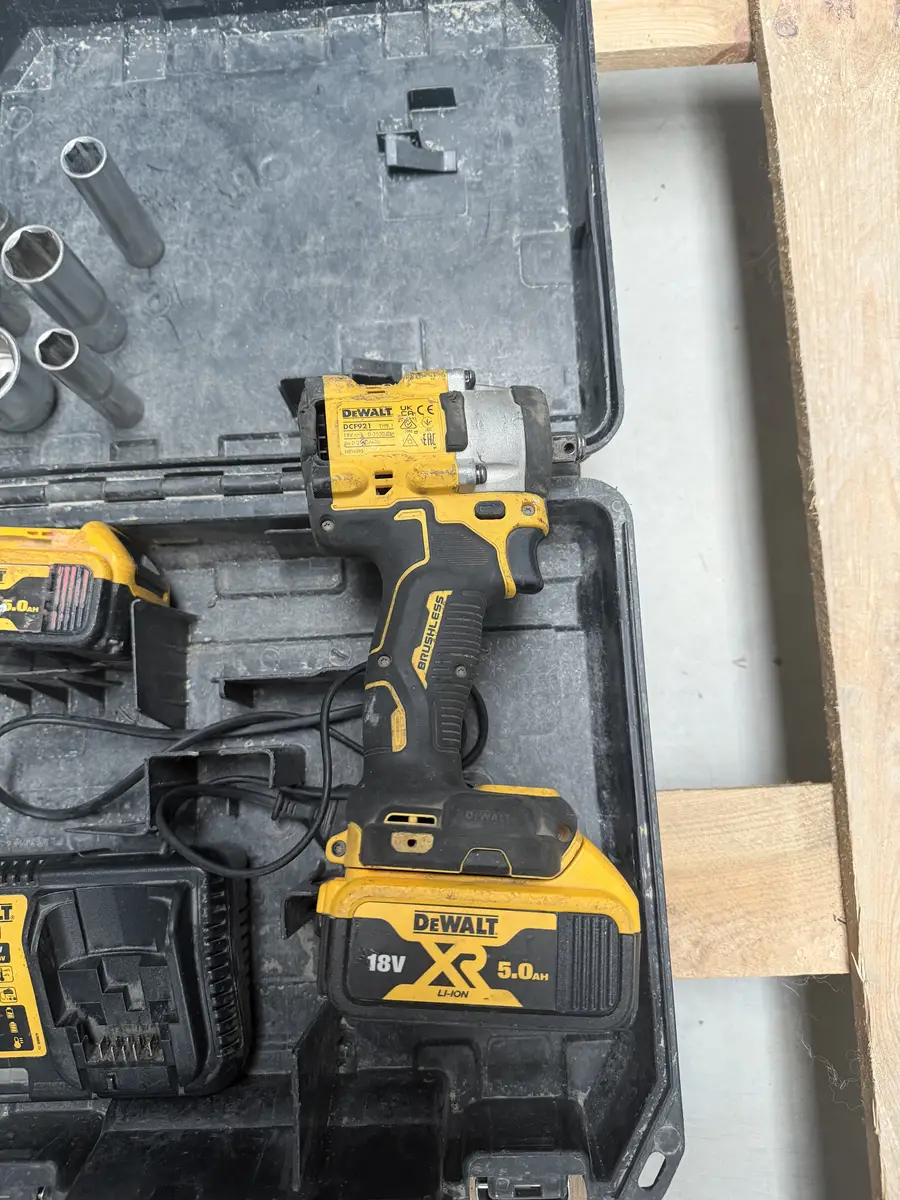 Klucz udarowy DeWalt DCF921 z akumulatorem XR 18 V 5,0 Ah