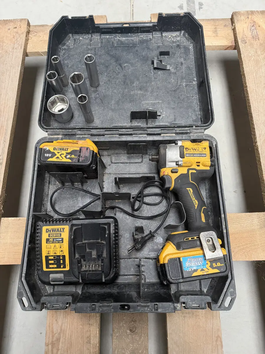 Kompletny zestaw DeWalt DCF921 z dwoma akumulatorami, ładowarką i nasadkami w walizce