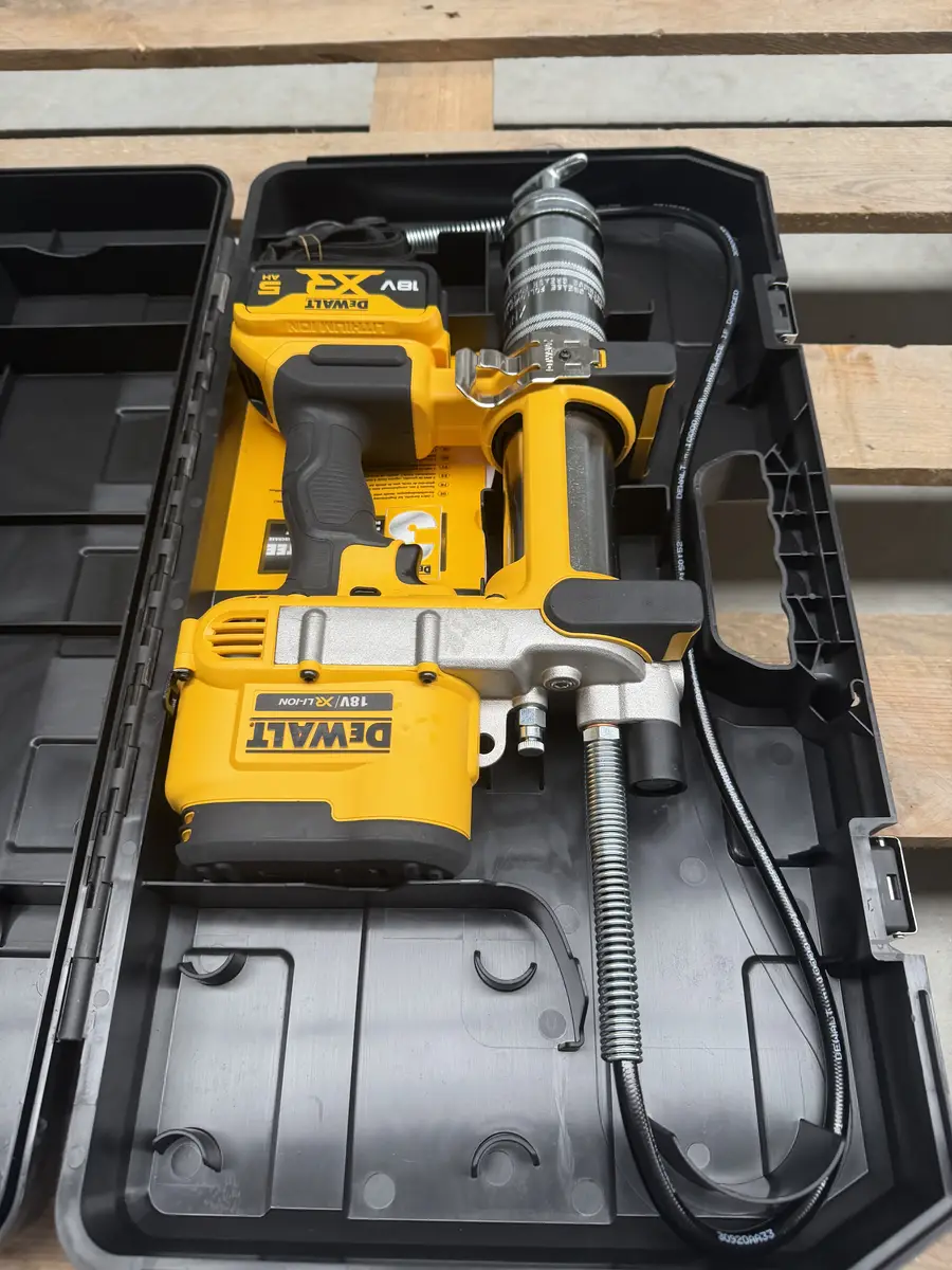 Tylna część smarownicy DeWalt DCGG571 z elastycznym przewodem ciśnieniowym