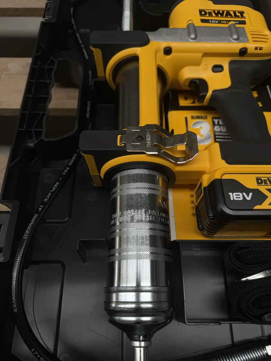 Cylinder na smar i uchwyt przewodu smarownicy DeWalt DCGG571
