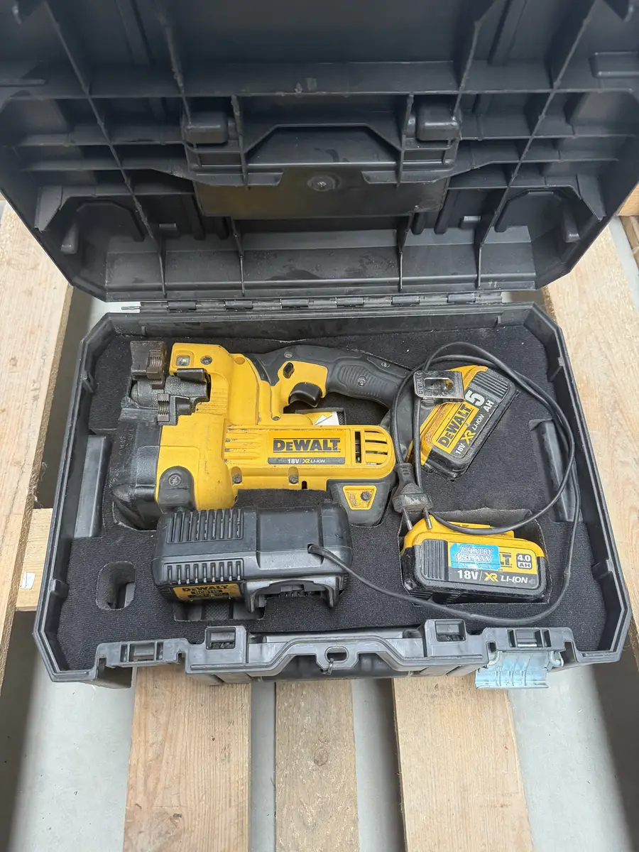 Przecinarka do prętów gwintowanych DeWalt DCS350