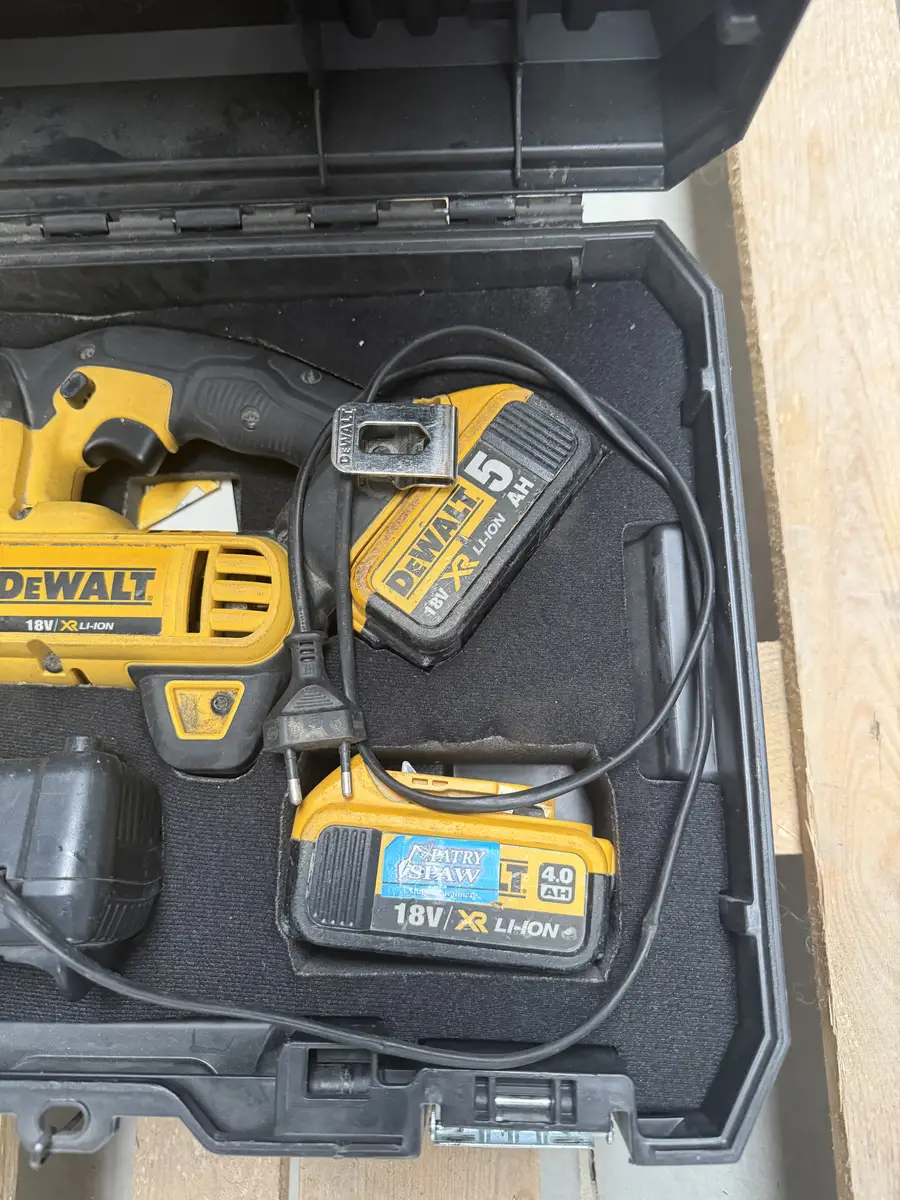 Akumulatory DeWalt XR 18 V 5,0 Ah i 4,0 Ah w zestawie DCS350