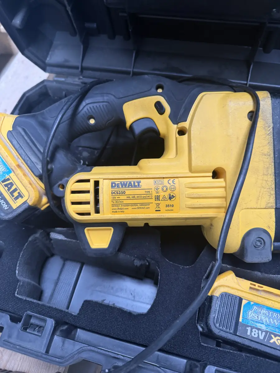 Tabliczka znamionowa przecinarki DeWalt DCS350 z rozmiarami M6 M8 M10 i M12
