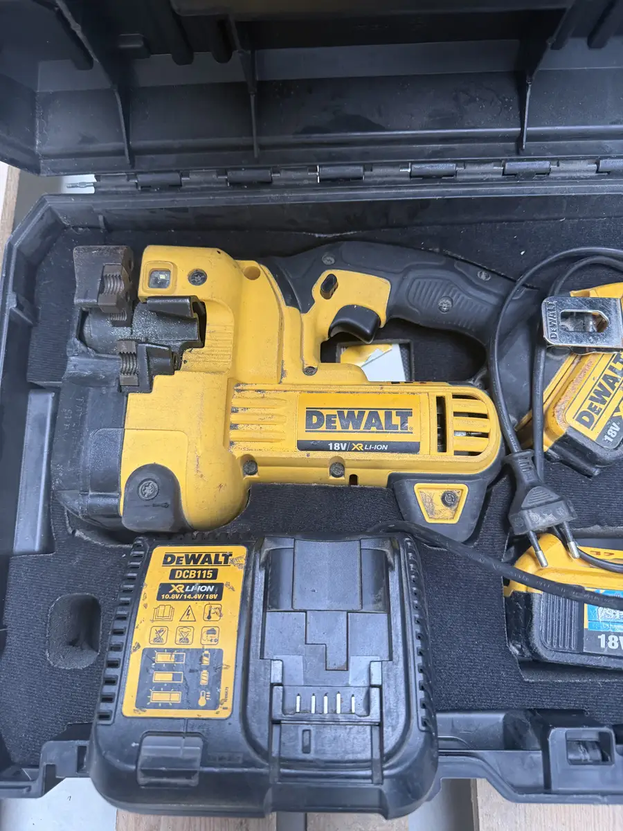 DeWalt DCS350 z metryczną głowicą tnącą oraz ładowarką DCB115