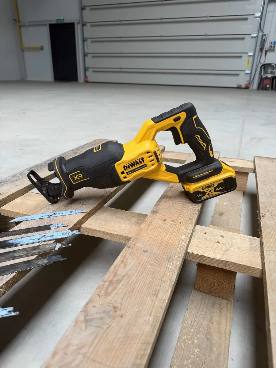 Piła szablasta DeWalt DCS382
