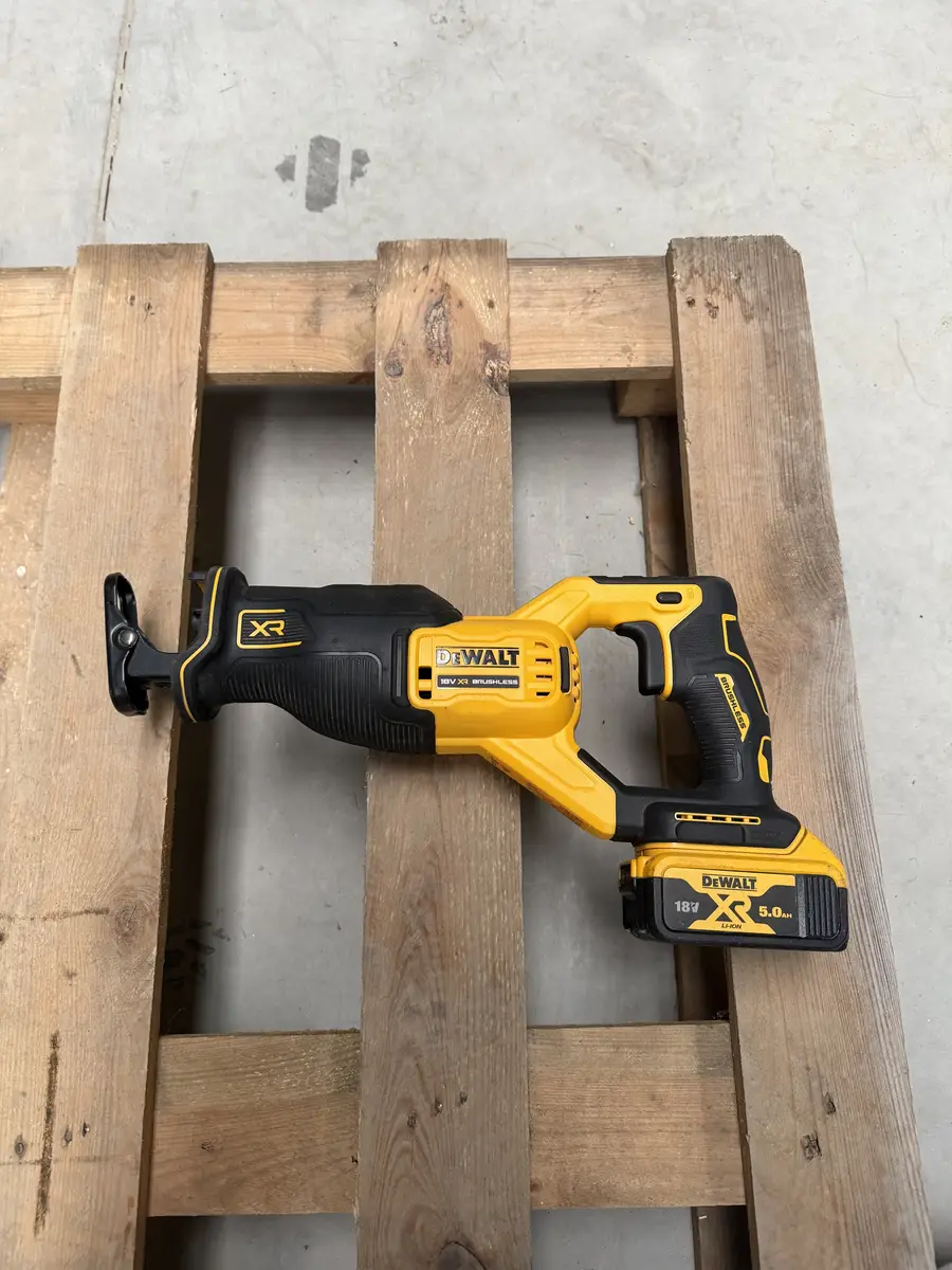 Bezszczotkowa piła szablasta DeWalt DCS382 widok z boku