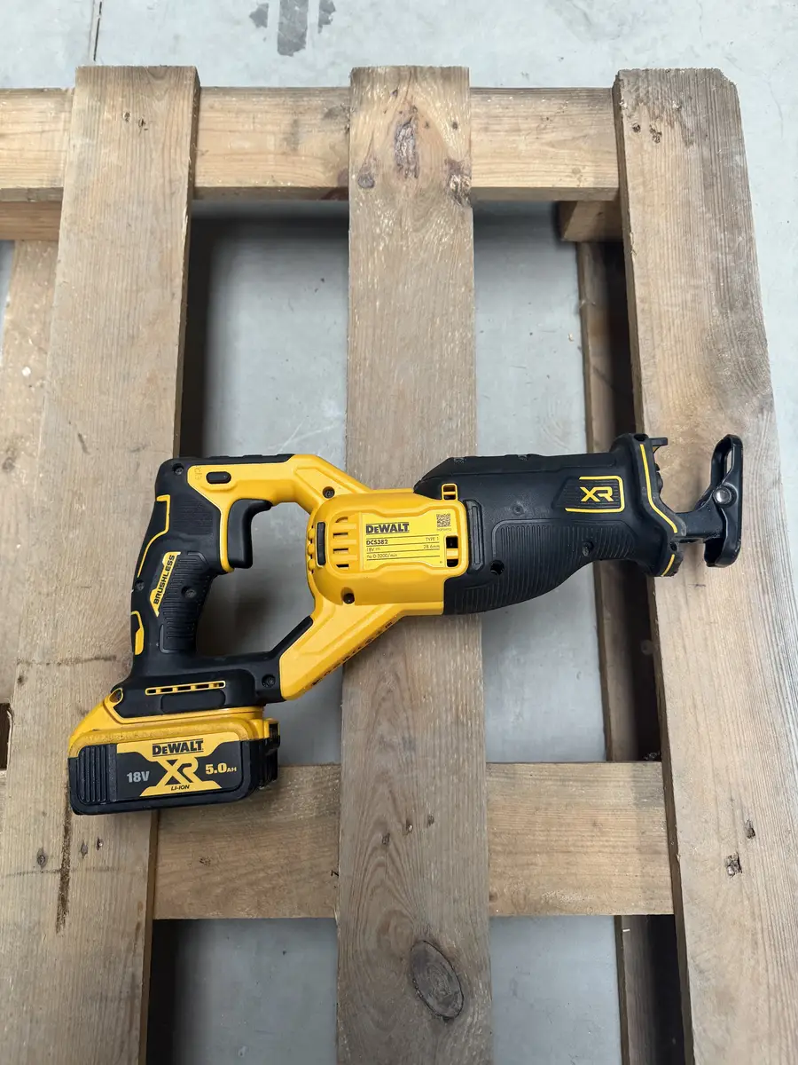 Oznaczenie modelu DeWalt DCS382 na obudowie piły