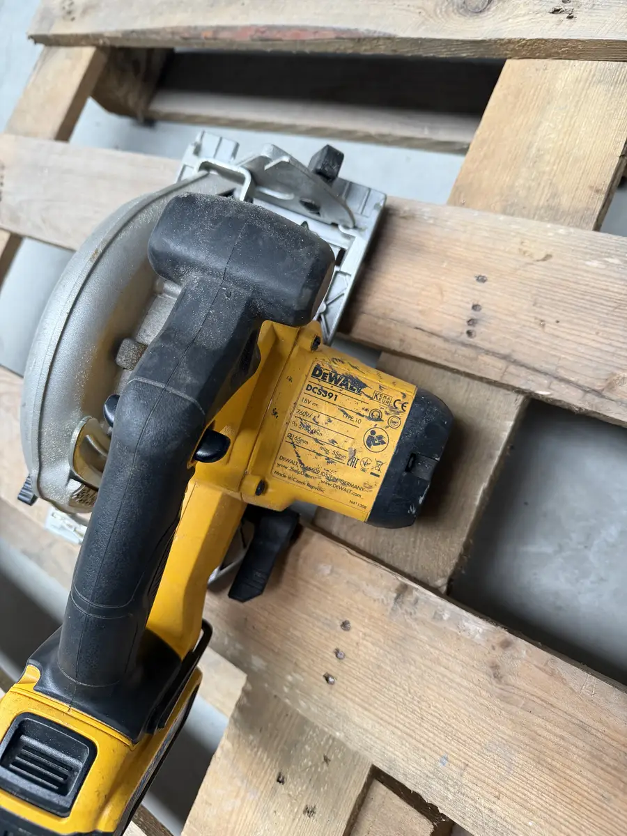 Tabliczka znamionowa pilarki DeWalt DCS391 i rękojeść urządzenia