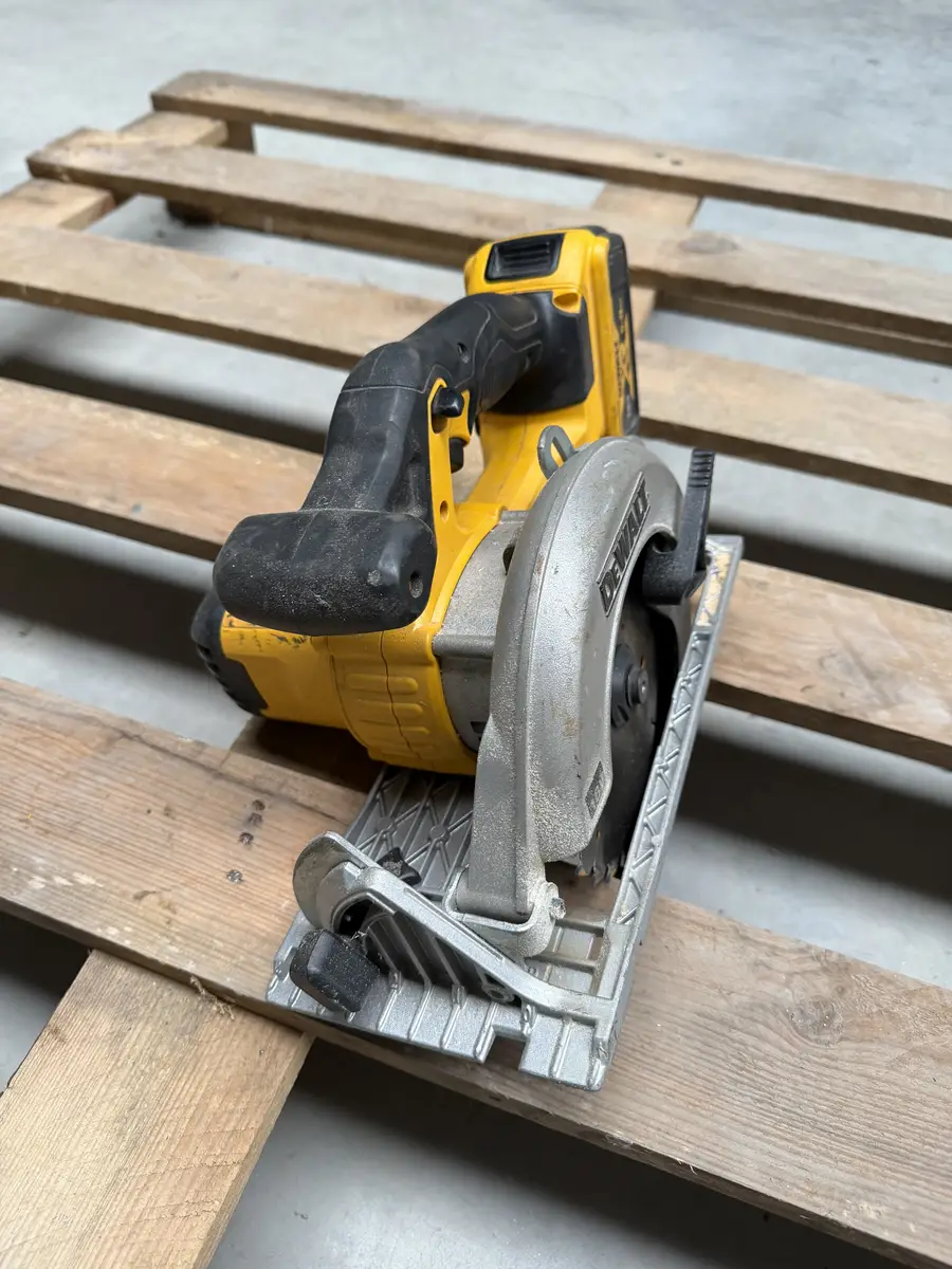 Stopa magnezowa i osłona tarczy pilarki DeWalt DCS391