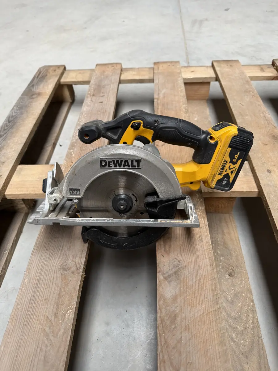 Pilarka DeWalt DCS391 z tarczą 165 mm widziana z boku