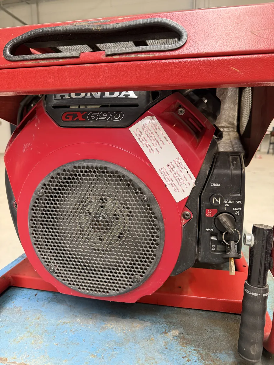 Silnik benzynowy Honda GX690 agregatu Endress ESE 1506