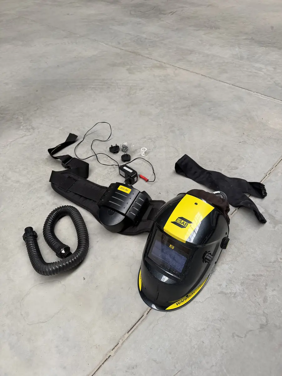 Kompletny zestaw ESAB Warrior Tech Eco Air z przyłbicą i pasem