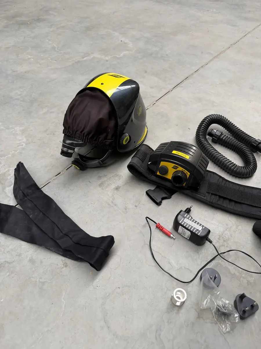 Tył przyłbicy ESAB Warrior Tech i złącze nawiewu Eco Air