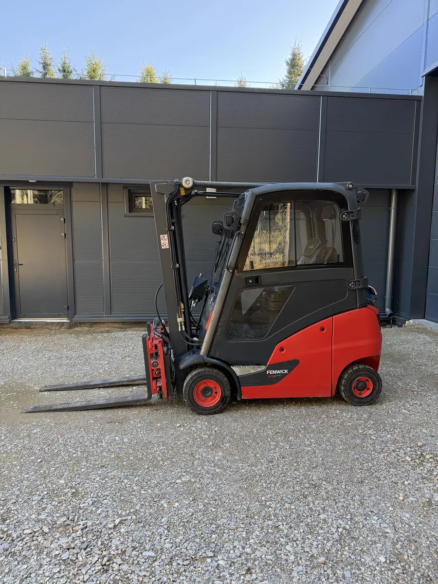 Bok wózka widłowego Fenwick H16T-02 z zamkniętą kabiną