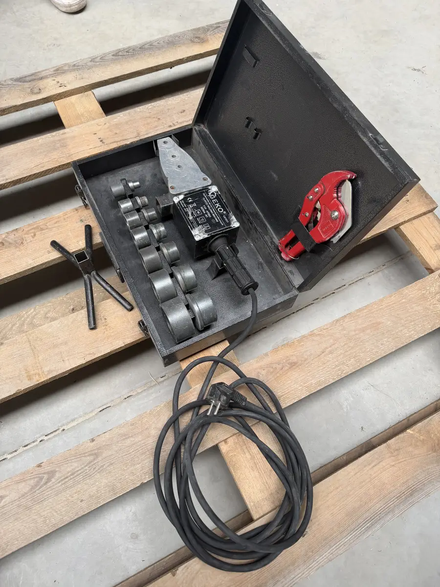 Kompletny zestaw zgrzewarki GEKO G81031 z przewodem zasilającym i metalową walizką