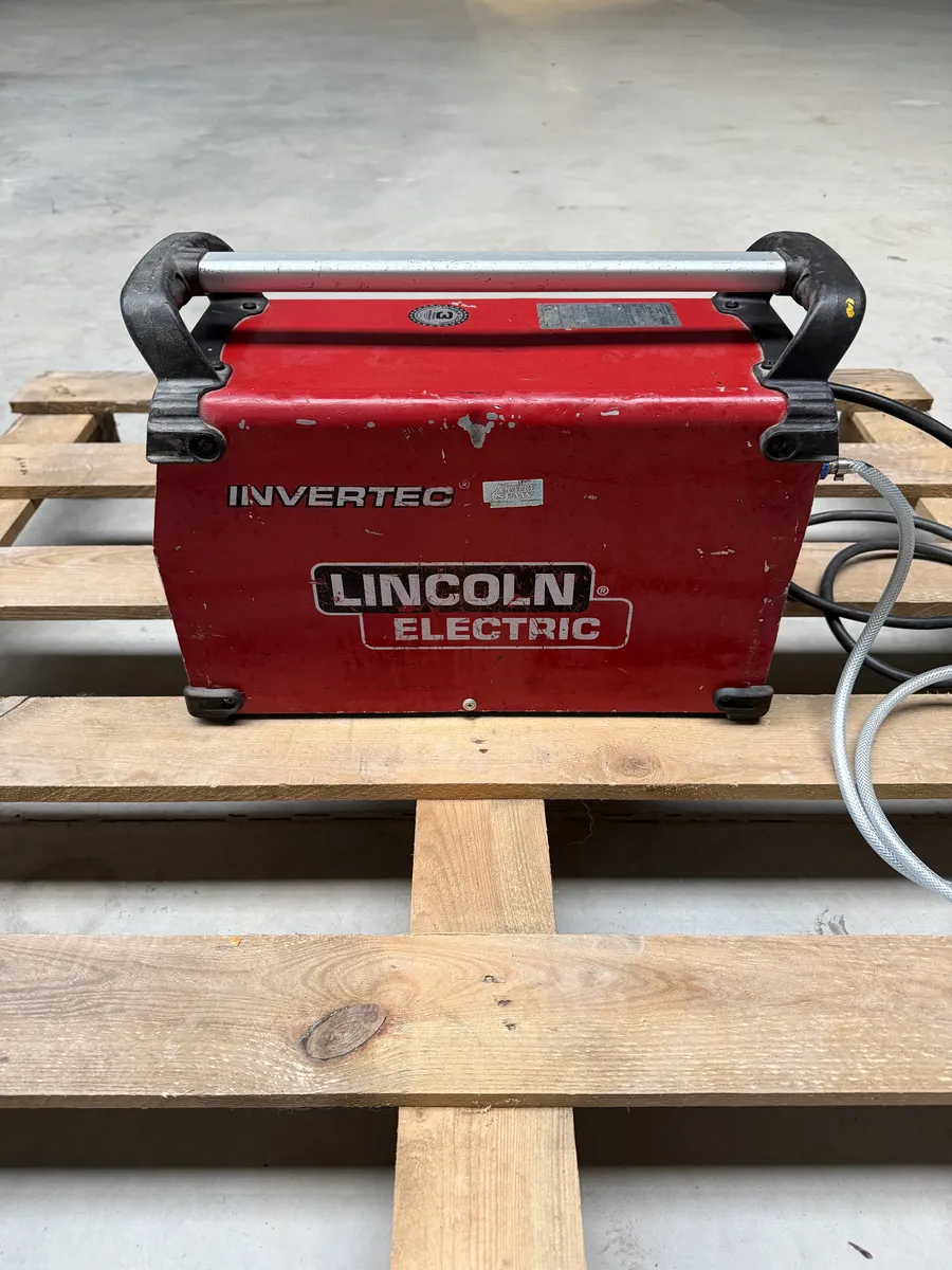 Boczny widok spawarki Lincoln Electric Invertec 220TPX