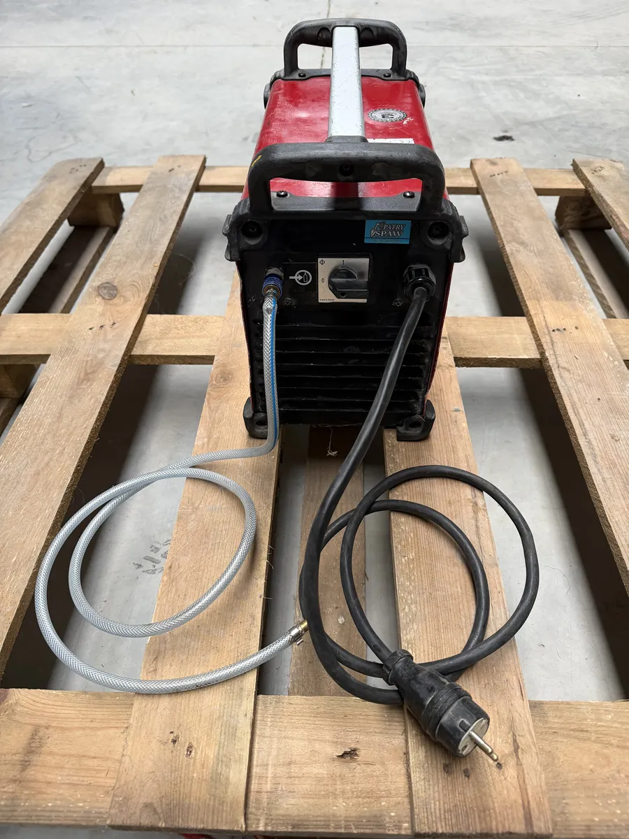 Tył spawarki Lincoln Electric Invertec 220TPX z przewodem i przyłączem gazu