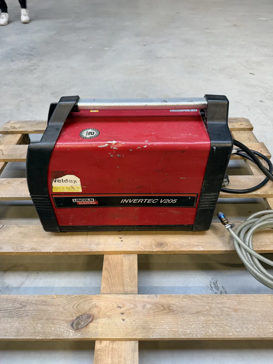 Boczny widok spawarki Lincoln Electric Invertec V205-T Pulse
