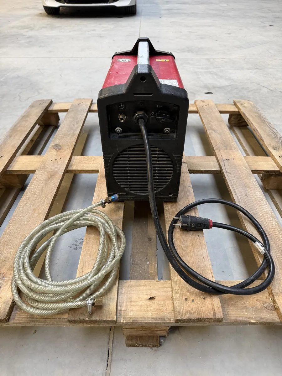 Tył spawarki Lincoln Electric Invertec V205-T Pulse z przewodami
