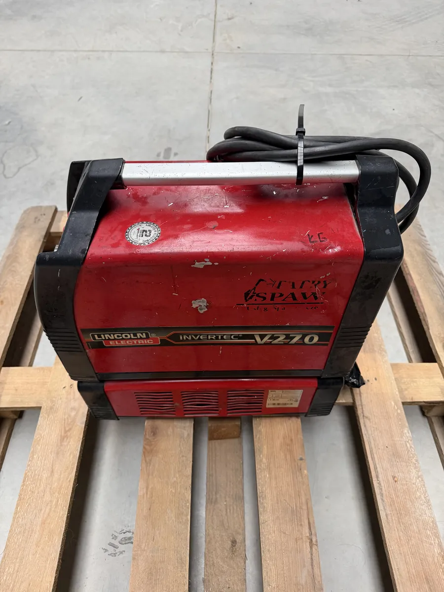 Boczny widok źródła spawalniczego Lincoln Electric Invertec V270-T