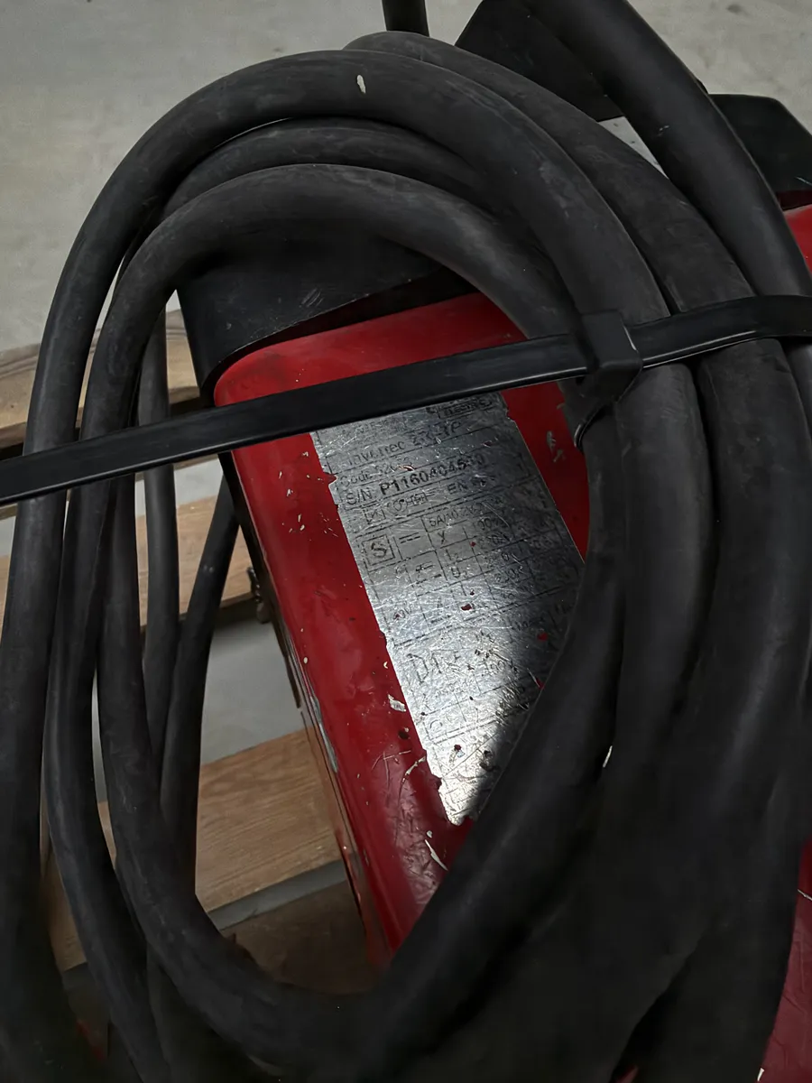 Tabliczka znamionowa spawarki Lincoln Electric Invertec V270-T Pulse