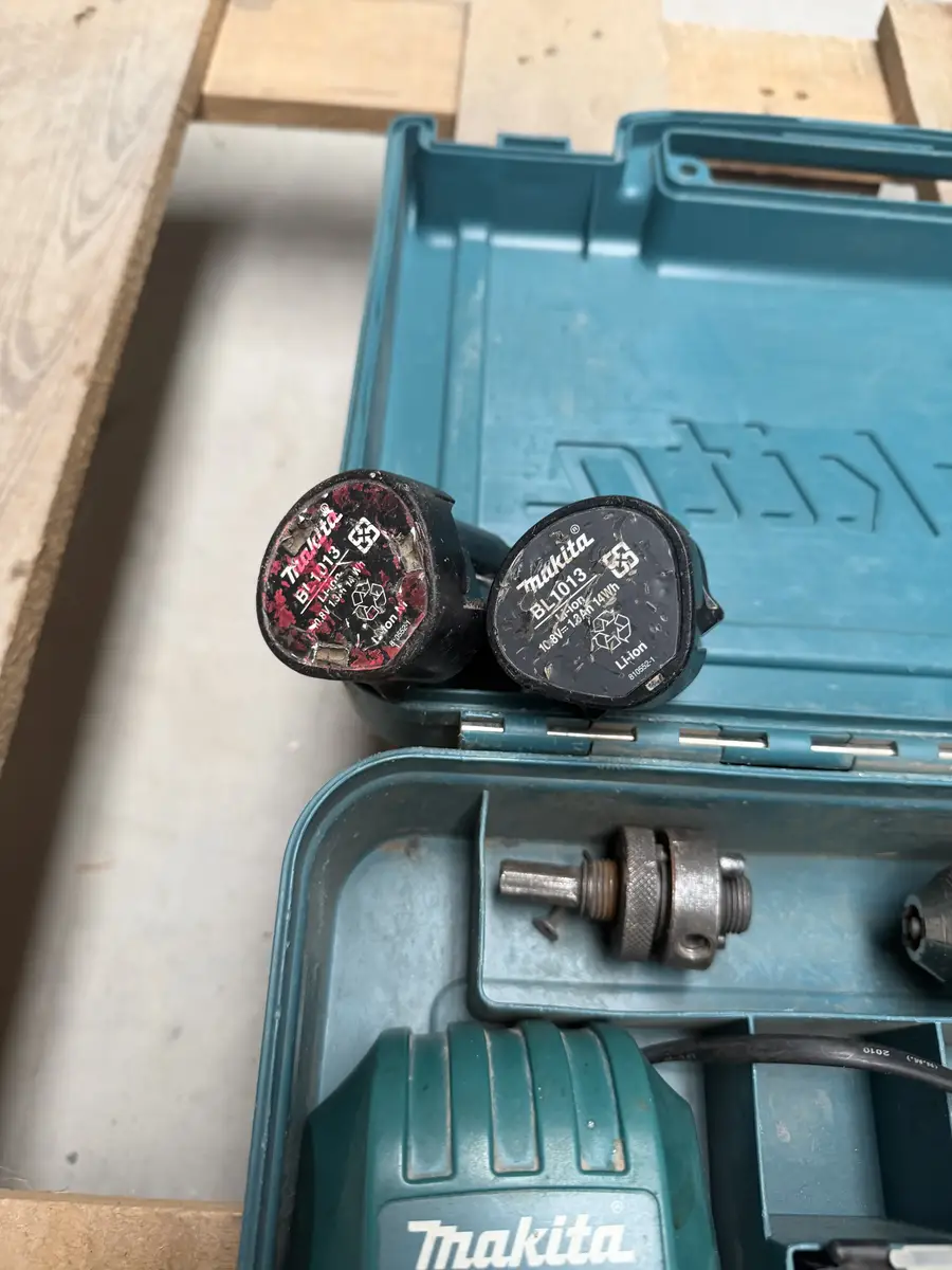 Dwa akumulatory Makita BL1013 10,8 V 1,3 Ah oraz dodatkowy osprzęt
