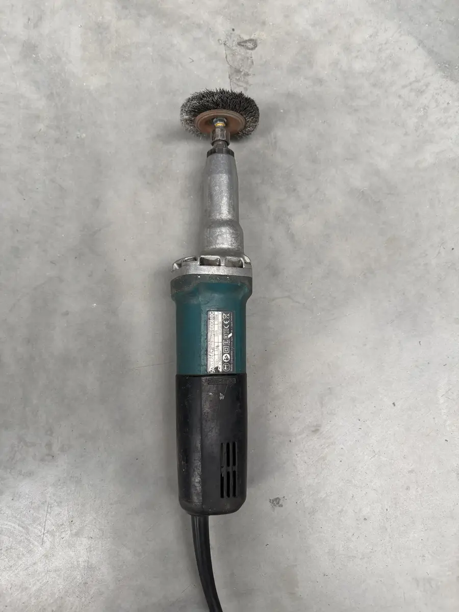 Sieciowa szlifierka prosta Makita GD0810C widziana od strony tabliczki