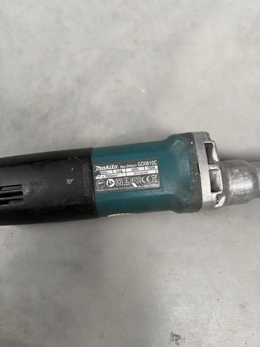 Tabliczka znamionowa szlifierki Makita GD0810C 750 W
