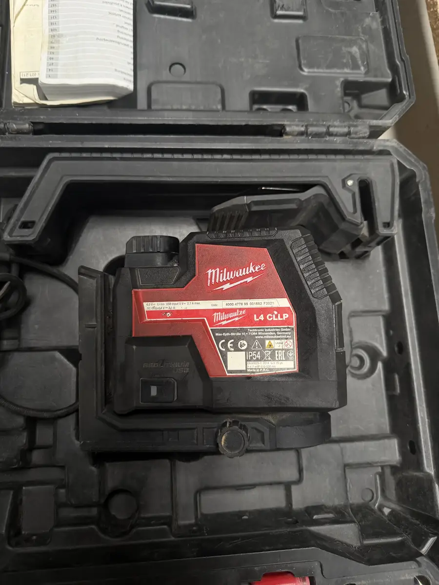 Tabliczka znamionowa lasera Milwaukee L4 CLLP ładowanego przez USB
